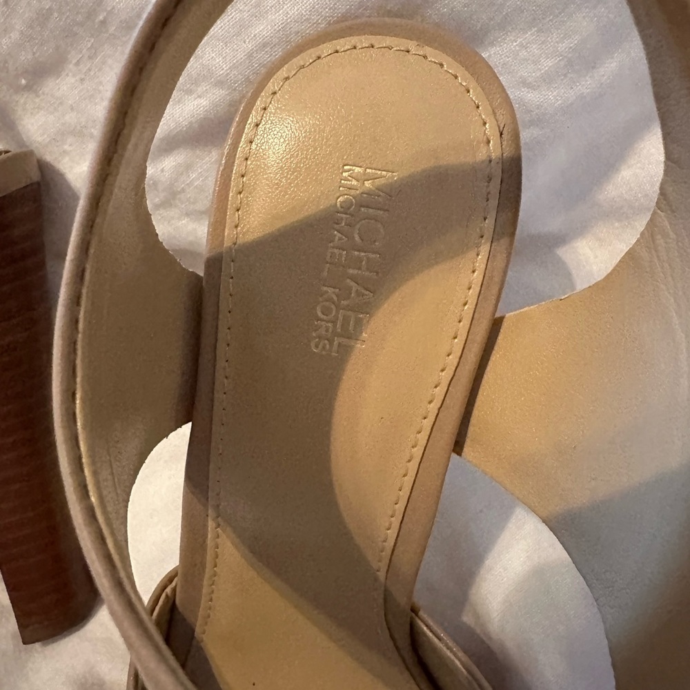 Michael Kors Berkley platform 

Almond open-toe T-strap zipper